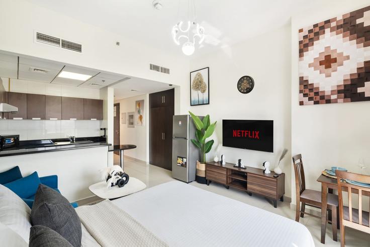 Elegant gestaltetes Wohnzimmer mit moderner Einrichtung in einer Wohnung im Building Estella 2 St - oak-tree-vacation-homes-rental - 1316360 in Dubai, Dubai