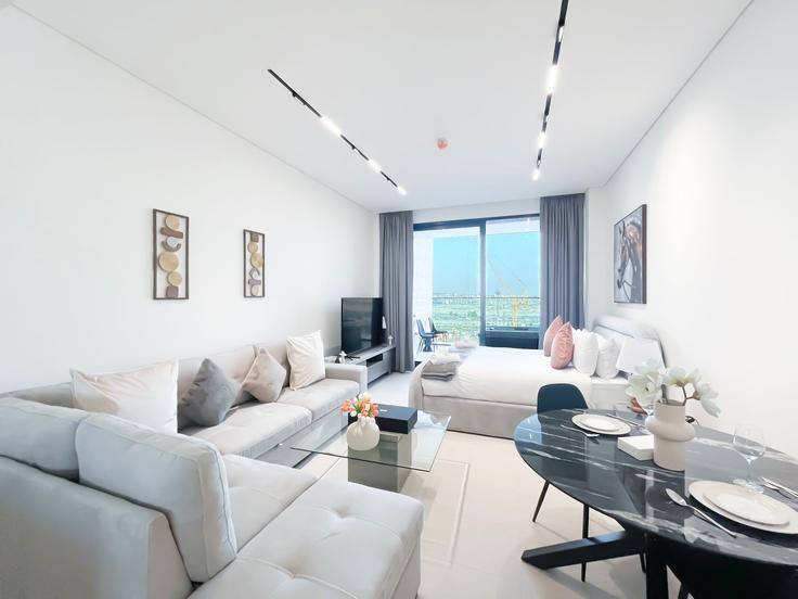 Elegante sala de estar con mobiliario moderno en un apartamento en Building Marasi Drive - oak-tree-vacation-homes-rental - 1332835 en Business Bay, Dubai Elegante sala de estar con mobiliario moderno en un apartamento en Building Marasi Drive - oak-tree-vacation-homes-rental - 1332835 en Business Bay, Dubai