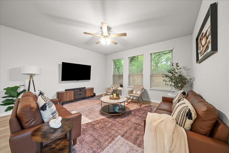 Elegant gestaltetes Wohnzimmer mit moderner Einrichtung in einer Wohnung im Building Long Rope Ln - oakli-ventures-llc - 1582245 in Denton, Denton
