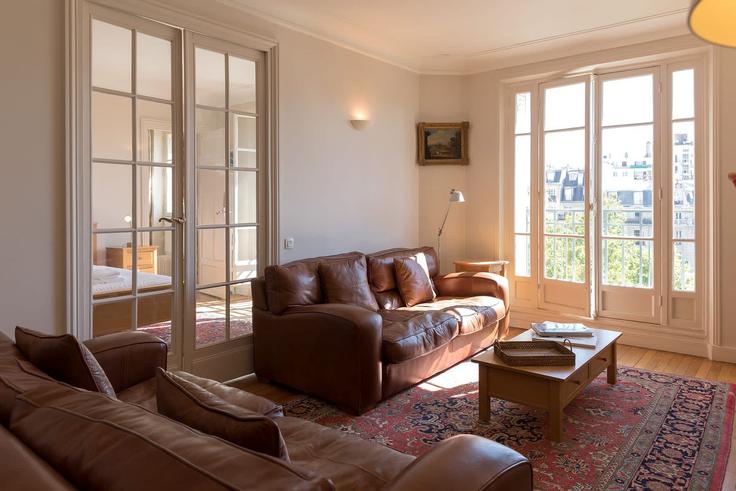 Paris 15th arrondissementのBuilding Rue Alasseur - oasis - 1013425のアパートメントにある、モダンな家具を備えたエレガントなデザインのリビングルーム Paris 15th arrondissementのBuilding Rue Alasseur - oasis - 1013425のアパートメントにある、モダンな家具を備えたエレガントなデザインのリビングルーム