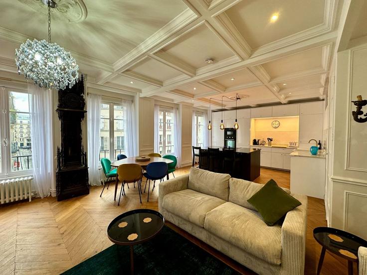 Paris 10th arrondissementのBuilding Rue du Faubourg Saint-Denis - oasis - 1013653のアパートメントにある、モダンな家具を備えたエレガントなデザインのリビングルーム Paris 10th arrondissementのBuilding Rue du Faubourg Saint-Denis - oasis - 1013653のアパートメントにある、モダンな家具を備えたエレガントなデザインのリビングルーム