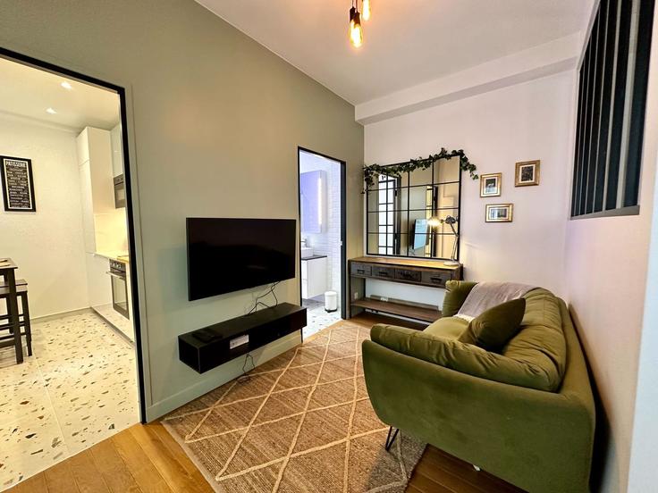Building Rue du Faubourg Saint-Denis - oasis - 1013652 adresindeki bir dairede modern mobilyalarla zarif bir şekilde tasarlanmış oturma odası 10th arrondissement, Paris Building Rue du Faubourg Saint-Denis - oasis - 1013652 adresindeki bir dairede modern mobilyalarla zarif bir şekilde tasarlanmış oturma odası 10th arrondissement, Paris