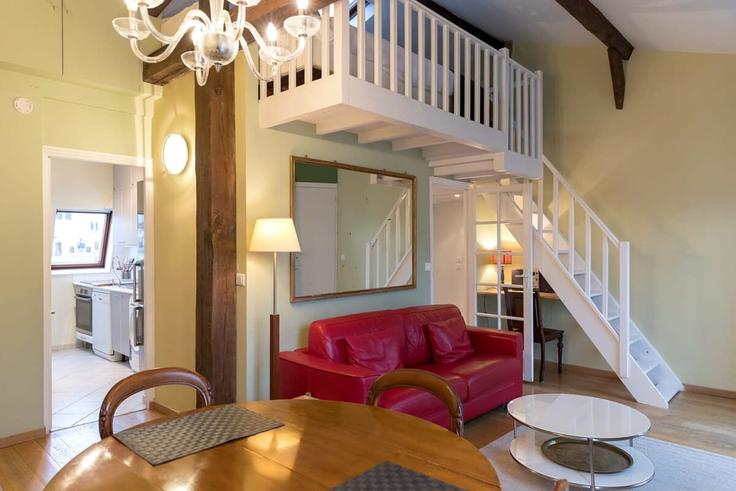 Salle de séjour élégante avec mobilier moderne dans un appartement à Building Avenue de la Bourdonnais - oasis - 1013346 à 7th arrondissement, Paris Salle de séjour élégante avec mobilier moderne dans un appartement à Building Avenue de la Bourdonnais - oasis - 1013346 à 7th arrondissement, Paris