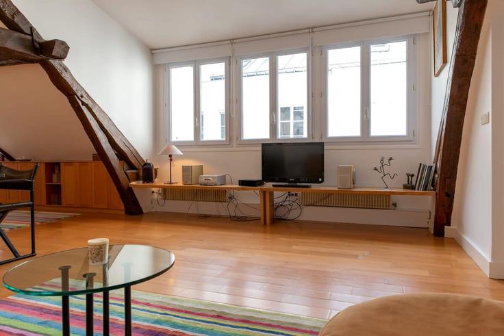 Elegante sala de estar con mobiliario moderno en un apartamento en Building Rue Cambon - oasis - 1013369 en 1st arrondissement, Paris