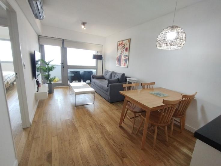 Sala de estar elegantemente projetada com móveis modernos em um apartamento no Building Pico - oasis - 1259415 - ARG em Buenos Aires, Buenos Aires