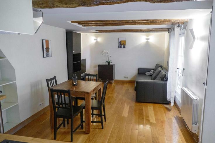 Elegant gestaltetes Wohnzimmer mit moderner Einrichtung in einer Wohnung im Building Rue de Rivoli - oasis - 1013616 in 1st arrondissement, Paris Elegant gestaltetes Wohnzimmer mit moderner Einrichtung in einer Wohnung im Building Rue de Rivoli - oasis - 1013616 in 1st arrondissement, Paris