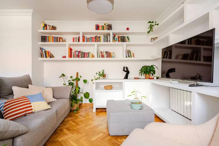 Sala de estar elegantemente projetada com móveis modernos em um apartamento no Building Calle de Pelayo - oasis - 1259420 - MAD em Centro, Madrid