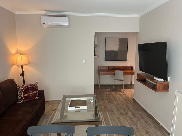 Mexico City Mexico CityのBuilding Avenida Homero - oasis - 1013598のアパートメントにある、モダンな家具を備えたエレガントなデザインのリビングルーム Mexico City Mexico CityのBuilding Avenida Homero - oasis - 1013598のアパートメントにある、モダンな家具を備えたエレガントなデザインのリビングルーム