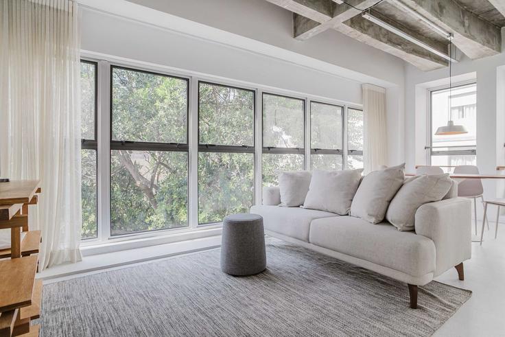 Sala de estar elegantemente projetada com móveis modernos em um apartamento no Building Alameda Joaquim Eugênio de Lima - oasis - 1302341 - SAO em Morro dos Ingleses, São Paulo