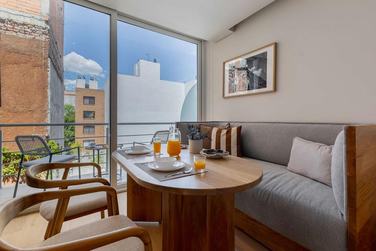 Building Hamburgo - oasis - 1378831 adresindeki bir dairede şık sandalyeli yemek masası Mexico City, Mexico City Building Hamburgo - oasis - 1378831 adresindeki bir dairede şık sandalyeli yemek masası Mexico City, Mexico City