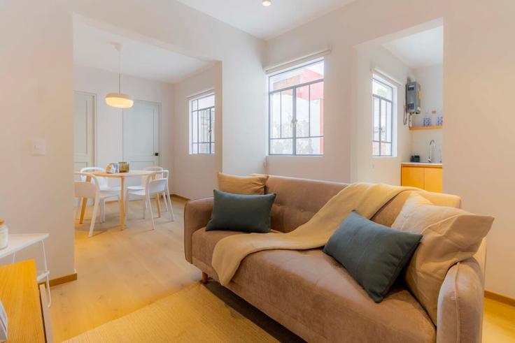 Sala de estar elegantemente projetada com móveis modernos em um apartamento no Building Calle Bahia de Santa Barbara - oasis - 1378815 em Mexico City, Mexico City Sala de estar elegantemente projetada com móveis modernos em um apartamento no Building Calle Bahia de Santa Barbara - oasis - 1378815 em Mexico City, Mexico City
