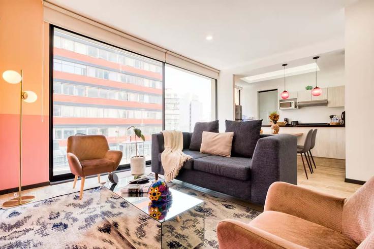 Sala de estar elegantemente projetada com móveis modernos em um apartamento no Building Medellín - oasis - 1378822 em Mexico City, Mexico City