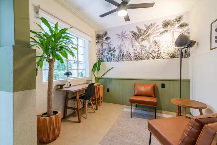 Coin bureau avec un bureau élégant et chaise de bureau ergonomique dans un appartement situé à Building Calle Laredo - oasis - 1437590 dans Mexico City, Mexico City