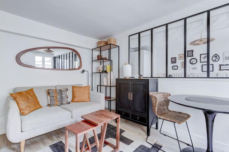 Sala de estar elegantemente projetada com móveis modernos em um apartamento no Building Rue de Poitou - oasis - 1437589 em 3rd arrondissement, Paris Sala de estar elegantemente projetada com móveis modernos em um apartamento no Building Rue de Poitou - oasis - 1437589 em 3rd arrondissement, Paris