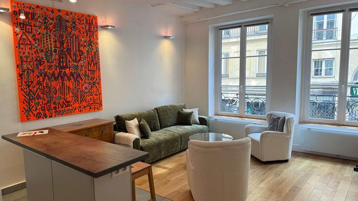 Elegante sala de estar con mobiliario moderno en un apartamento en Building Rue Saint-Honoré - oasis - 1302356 - PAR en 1st arrondissement, Paris