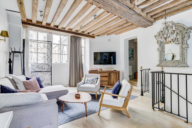 Paris 3rd arrondissementのBuilding Rue des Francs Bourgeois - oasis - 1013459のアパートメントにある、モダンな家具を備えたエレガントなデザインのリビングルーム Paris 3rd arrondissementのBuilding Rue des Francs Bourgeois - oasis - 1013459のアパートメントにある、モダンな家具を備えたエレガントなデザインのリビングルーム