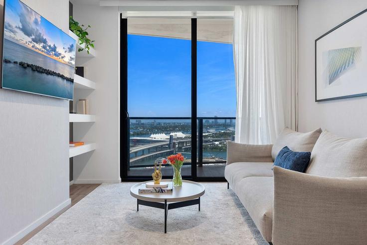 Elegant gestaltetes Wohnzimmer mit moderner Einrichtung in einer Wohnung im Building Northeast 5th Street - oasis - 1578704 in Miami, Miami Elegant gestaltetes Wohnzimmer mit moderner Einrichtung in einer Wohnung im Building Northeast 5th Street - oasis - 1578704 in Miami, Miami