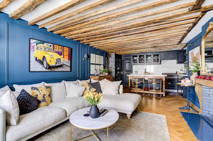 Paris 3rd arrondissementのBuilding Rue Vieille du Temple - oasis - 1533545のアパートメントにある、モダンな家具を備えたエレガントなデザインのリビングルーム Paris 3rd arrondissementのBuilding Rue Vieille du Temple - oasis - 1533545のアパートメントにある、モダンな家具を備えたエレガントなデザインのリビングルーム
