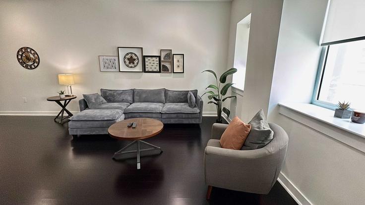 Salle de séjour élégante avec mobilier moderne dans un appartement à Building Rusk Street - oasis - 1642521 à Houston, Houston Salle de séjour élégante avec mobilier moderne dans un appartement à Building Rusk Street - oasis - 1642521 à Houston, Houston