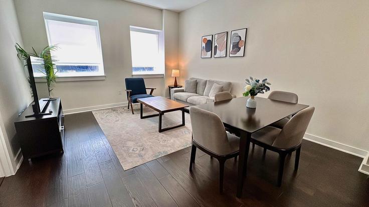 Salle de séjour élégante avec mobilier moderne dans un appartement à Building Rusk Street - oasis - 1642524 à Houston, Houston Salle de séjour élégante avec mobilier moderne dans un appartement à Building Rusk Street - oasis - 1642524 à Houston, Houston