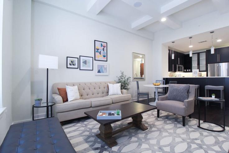 Salle de séjour élégante avec mobilier moderne dans un appartement à Building Rusk Street - oasis - 1642526 à Houston, Houston Salle de séjour élégante avec mobilier moderne dans un appartement à Building Rusk Street - oasis - 1642526 à Houston, Houston