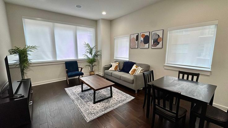 Salle de séjour élégante avec mobilier moderne dans un appartement à Building Rusk Street - oasis - 1642523 à Houston, Houston Salle de séjour élégante avec mobilier moderne dans un appartement à Building Rusk Street - oasis - 1642523 à Houston, Houston