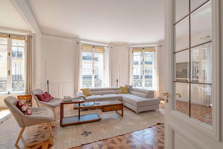 Elegant gestaltetes Wohnzimmer mit moderner Einrichtung in einer Wohnung im Building Rue de la Tremoille - oasis - 1644412 in 8th arrondissement of Paris, Paris Elegant gestaltetes Wohnzimmer mit moderner Einrichtung in einer Wohnung im Building Rue de la Tremoille - oasis - 1644412 in 8th arrondissement of Paris, Paris