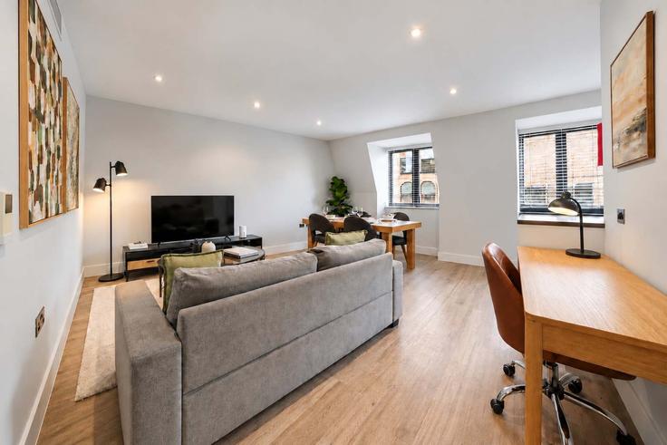 Elegant gestaltetes Wohnzimmer mit moderner Einrichtung in einer Wohnung im Building Great Tower Street - oasis - 1647189 in City of London, London