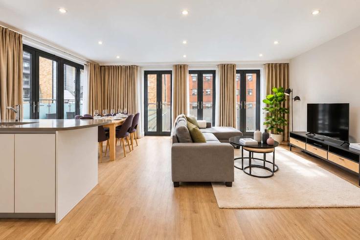 Elegant gestaltetes Wohnzimmer mit moderner Einrichtung in einer Wohnung im Building Great Tower Street - oasis - 1647319 in City of London, London