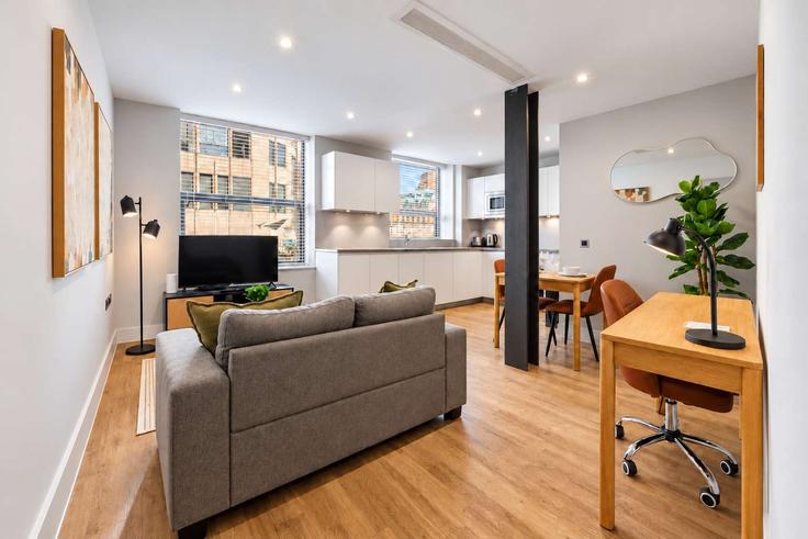 Building Great Tower Street - oasis - 1647182 adresindeki bir dairede modern mobilyalarla zarif bir şekilde tasarlanmış oturma odası City of London, London