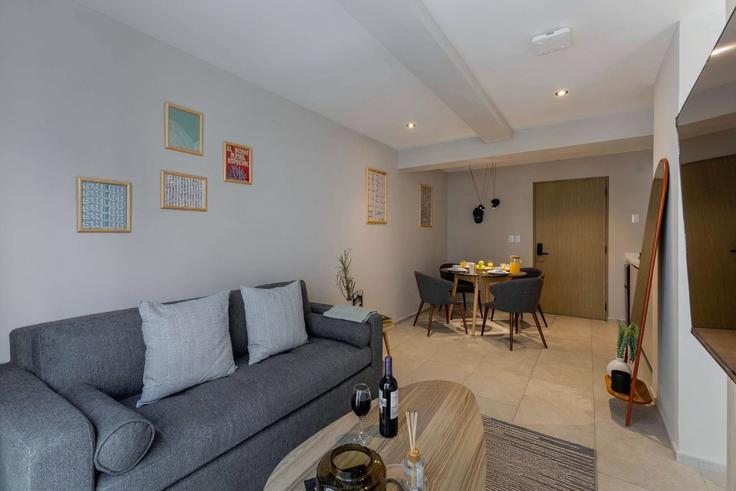 Elegante sala de estar con mobiliario moderno en un apartamento en Building Calle Chilpancingo - oasis - 1378811 en Mexico City, Mexico City