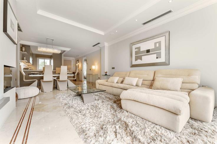 Building Calle Aries - oasiseurope - 1295745 - MLG adresindeki bir dairede modern mobilyalarla zarif bir şekilde tasarlanmış oturma odası Nueva Andalucía, Marbella