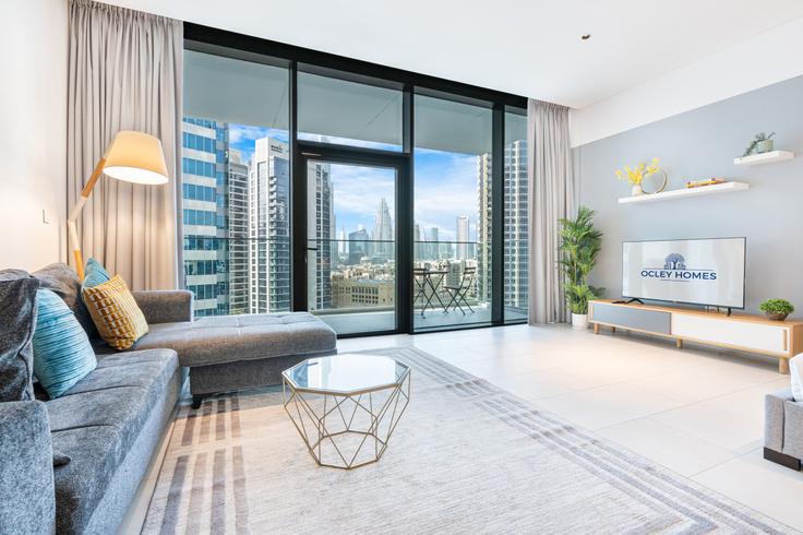 Sala de estar elegantemente projetada com móveis modernos em um apartamento no Building Birdy - ocleyhomes-hostaway - 1047269 - DXB em Business Bay, Dubai