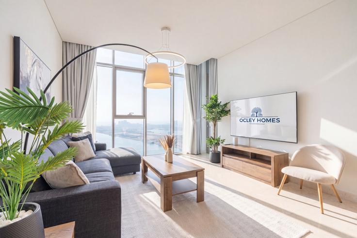 Sala de estar elegantemente projetada com móveis modernos em um apartamento no Building Tariaq Bedon Esm - ocleyhomes-hostaway - 1047323 - DXB em Dubai Maritime City, Dubai