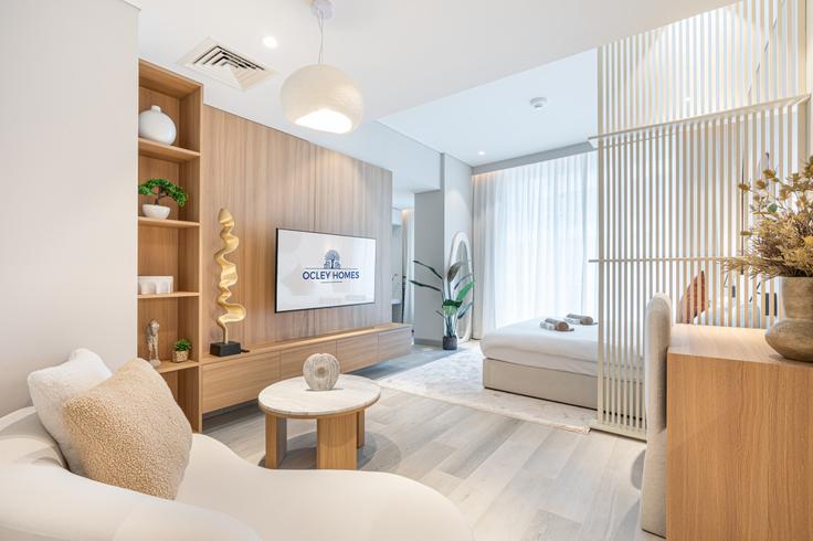 Elegant gestaltetes Wohnzimmer mit moderner Einrichtung in einer Wohnung im Building Marina Promenade - ocleyhomes-hostaway - 1047326 - DXB in Dubai Marina, Dubai