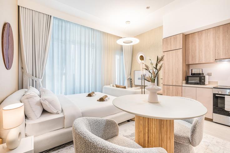 Sala de estar elegantemente projetada com móveis modernos em um apartamento no Building Marasi Drive - ocleyhomes-hostaway - 1047324 - DXB em Business Bay, Dubai