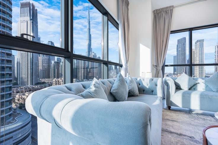 Building Burj Khalifa Boulevard - ocleyhomes-hostaway - 1047342 - DXB adresindeki bir dairede modern mobilyalarla zarif bir şekilde tasarlanmış oturma odası Downtown Dubai, Dubai