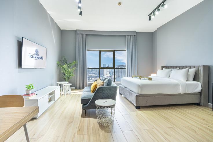 Elegante sala de estar con mobiliario moderno en un apartamento en Building Street 3 - ocleyhomes-hostaway - 1049414 - DXB en Jumeirah Village, Dubai