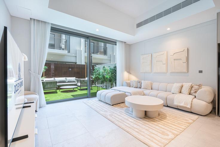 Elegant gestaltetes Wohnzimmer mit moderner Einrichtung in einer Wohnung im Building Tariaq Bedon Esm - ocleyhomes-hostaway - 1250688 in Nad Al Sheba, Dubai Elegant gestaltetes Wohnzimmer mit moderner Einrichtung in einer Wohnung im Building Tariaq Bedon Esm - ocleyhomes-hostaway - 1250688 in Nad Al Sheba, Dubai