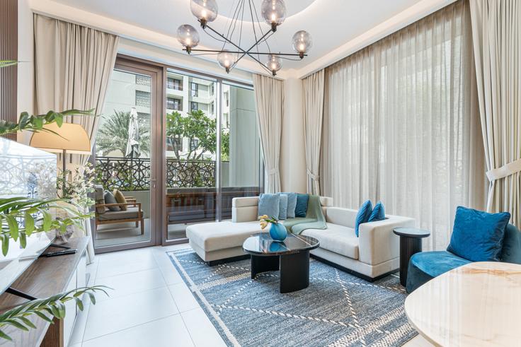 Ras Al Khor, Dubai에 위치한 Building Tariaq Bedon Esm - ocleyhomes-hostaway - 1250929 - DXB 유닛의 세련된 인테리어가 돋보이는 거실 Ras Al Khor, Dubai에 위치한 Building Tariaq Bedon Esm - ocleyhomes-hostaway - 1250929 - DXB 유닛의 세련된 인테리어가 돋보이는 거실