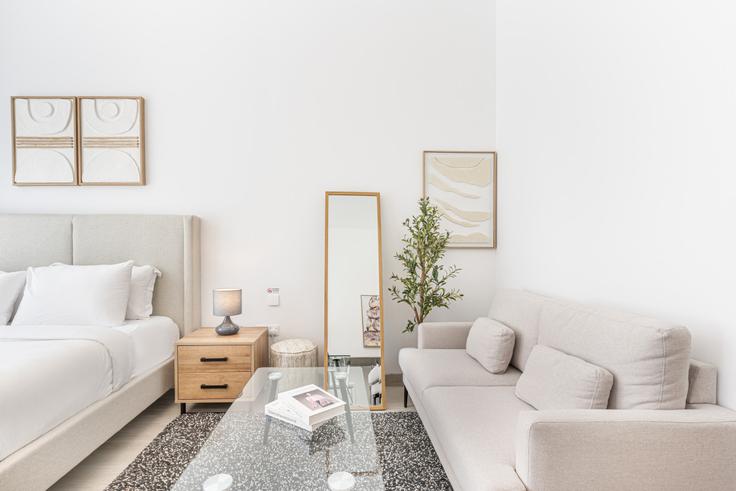 Elegant gestaltetes Wohnzimmer mit moderner Einrichtung in einer Wohnung im Building Street 10 - ocleyhomes-hostaway - 1259840 - DXB in Jumeirah Village, Dubai