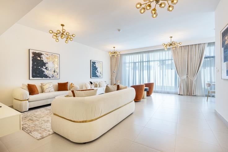 Sala de estar elegantemente projetada com móveis modernos em um apartamento no Building Tariaq Bedon Esm - ocleyhomes-hostaway - 1316308 em Dubai South Residential District, Dubai