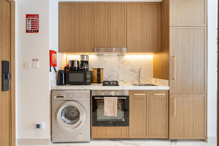 Cuisine fonctionnelle et élégante avec équipement moderne dans un appartement haut de gamme à Building Tariaq Bedon Esm - ocleyhomes-hostaway - 1317348 dans Nad Al Sheba, Dubai