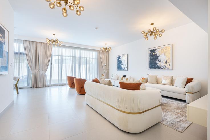 Elegant gestaltetes Wohnzimmer mit moderner Einrichtung in einer Wohnung im Building Tariaq Bedon Esm - ocleyhomes-hostaway - 1317349 in Dubai South Residential District, Dubai Elegant gestaltetes Wohnzimmer mit moderner Einrichtung in einer Wohnung im Building Tariaq Bedon Esm - ocleyhomes-hostaway - 1317349 in Dubai South Residential District, Dubai