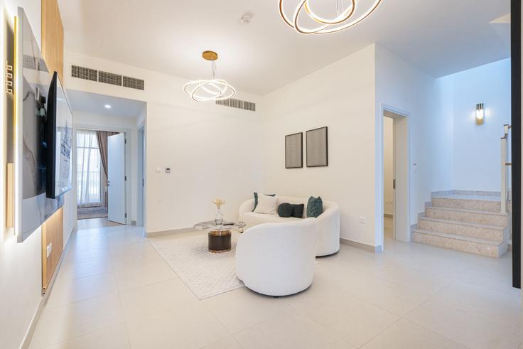 Sala de estar elegantemente projetada com móveis modernos em um apartamento no Building Tariaq Bedon Esm - ocleyhomes-hostaway - 1317349 em Dubai South Residential District, Dubai