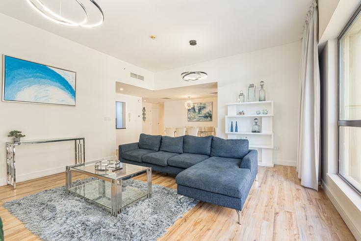 Sala de estar elegantemente projetada com móveis modernos em um apartamento no Building King Salman Bin Abdulaziz Al Saud Street - ocleyhomes-hostaway - 1335148 em Dubai Marina, Dubai Sala de estar elegantemente projetada com móveis modernos em um apartamento no Building King Salman Bin Abdulaziz Al Saud Street - ocleyhomes-hostaway - 1335148 em Dubai Marina, Dubai