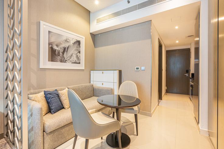 Dubai Business BayのBuilding Marasi Drive - ocleyhomes-hostaway - 1363391のアパートメントにある、モダンな家具を備えたエレガントなデザインのリビングルーム