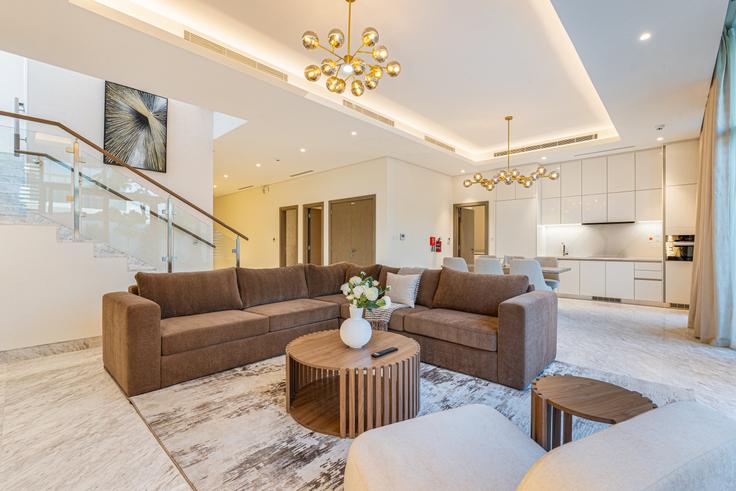 Salle de séjour élégante avec mobilier moderne dans un appartement à Building Tariaq Bedon Esm - ocleyhomes-hostaway - 1366354 à Al Merkadh, Dubai Salle de séjour élégante avec mobilier moderne dans un appartement à Building Tariaq Bedon Esm - ocleyhomes-hostaway - 1366354 à Al Merkadh, Dubai