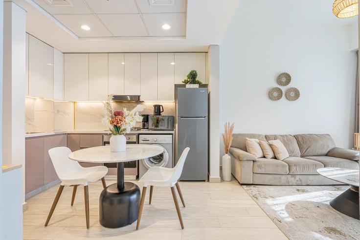 Dubai Nad Al ShebaのBuilding Tariaq Bedon Esm - ocleyhomes-hostaway - 1376638のアパートメントにある、モダンな家具を備えたエレガントなデザインのリビングルーム