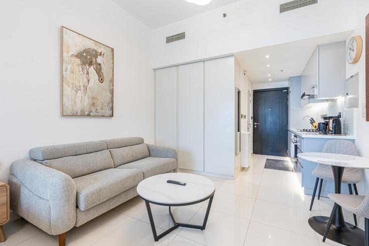 Elegante sala de estar con mobiliario moderno en un apartamento en Building Tariaq Bedon Esm - ocleyhomes-hostaway - 1378950 en Al Hebiah Fourth, Dubai